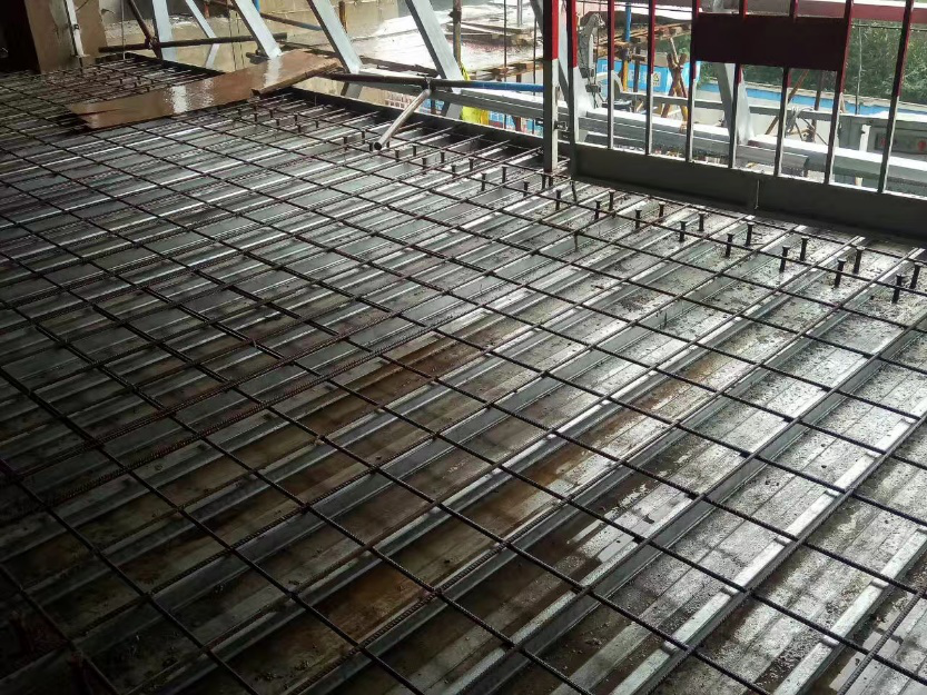 Application of metal decking for concrete