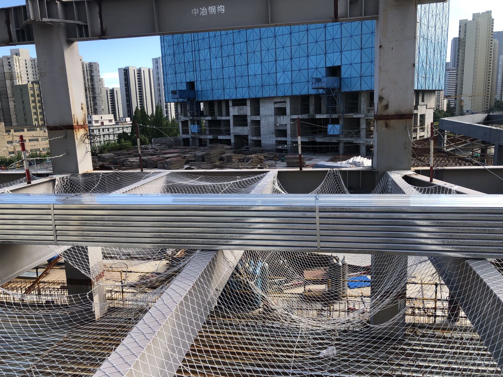 What is the common thickness of the steel deck